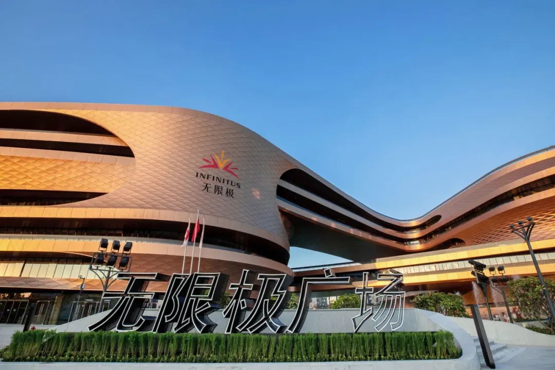 Recorrido por las nuevas oficinas de Pinger: Donde los paneles de diseño propio redefinen los espacios de trabajo modernos