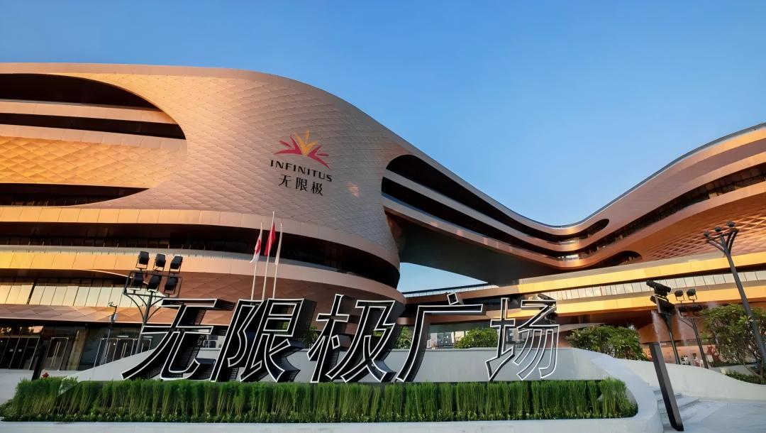 Recorrido por las nuevas oficinas de Pinger: Donde los paneles de diseño propio redefinen los espacios de trabajo modernos