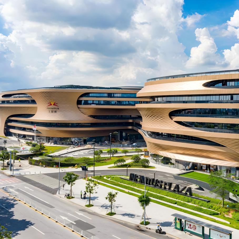 Recorrido por las nuevas oficinas de Pinger: Donde los paneles de diseño propio redefinen los espacios de trabajo modernos